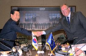 Kim meets EU delegates